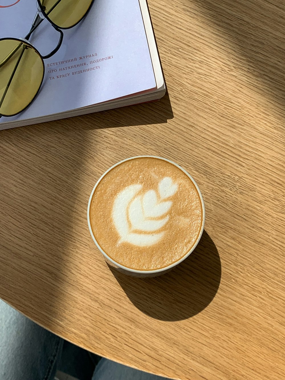 Cappuccino dans tasse en céramique blanche