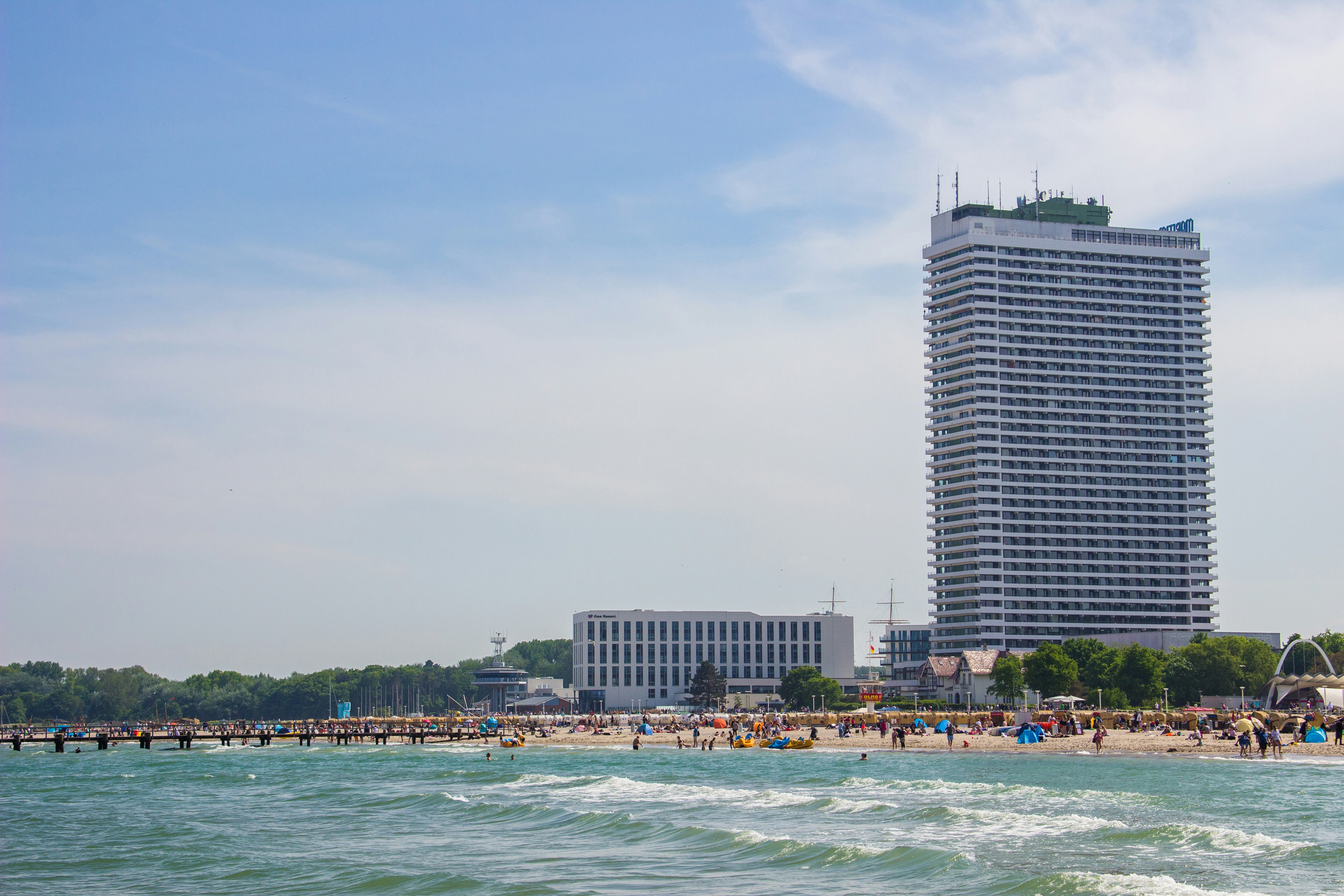 cakrawala kota melintasi perairan pada siang hari