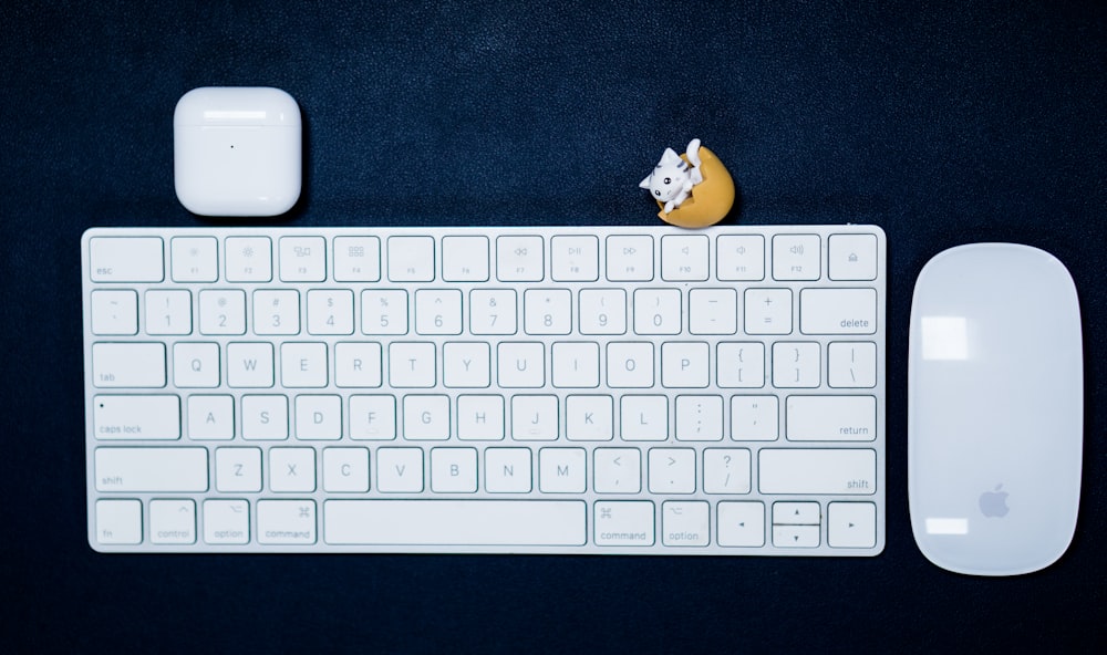 teclado da maçã no têxtil azul