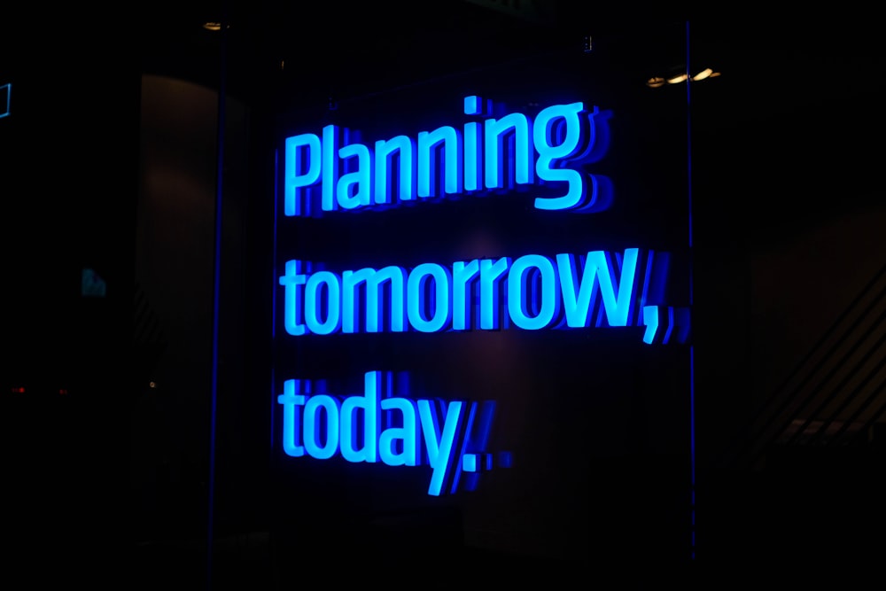Un letrero de neón que dice Planificar mañana, hoy