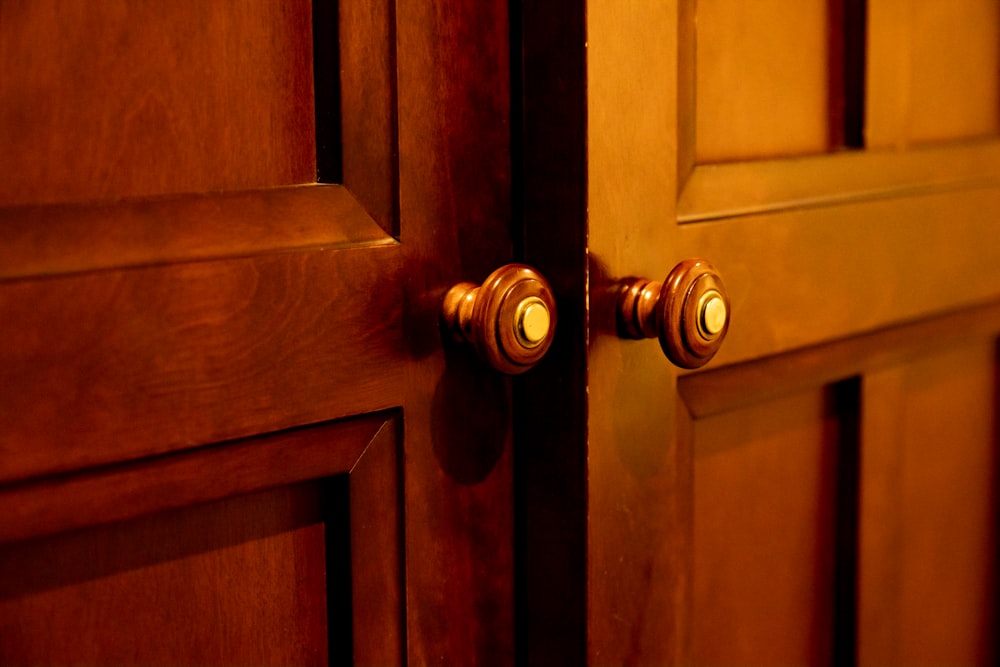 porta de madeira marrom com maçaneta de latão