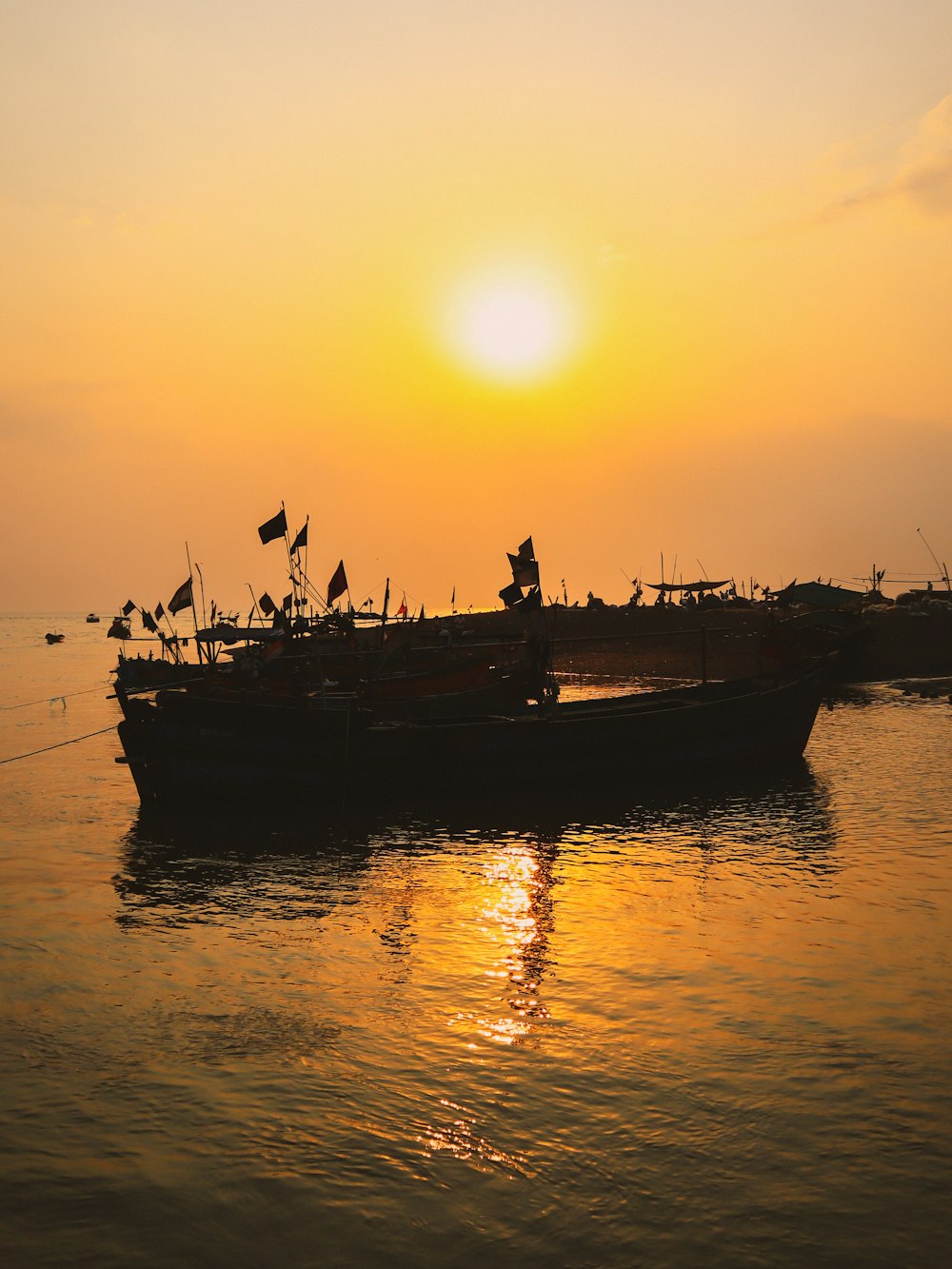 Silhouette von Menschen, die während des Sonnenuntergangs auf dem Boot fahren
