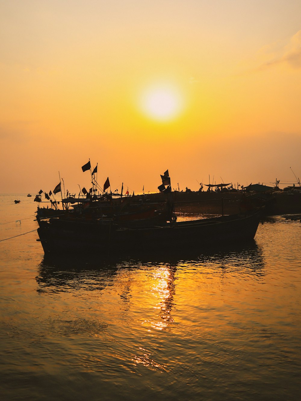 silhouette de personnes chevauchant sur un bateau pendant le coucher du soleil