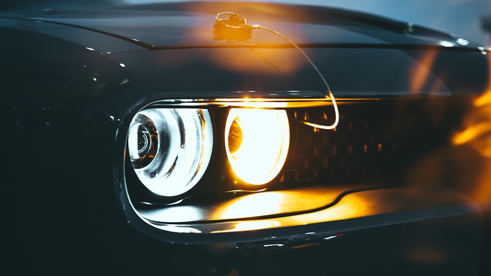 Foto zum Thema Schwarzes Auto mit gelben Lichtern – Kostenloses