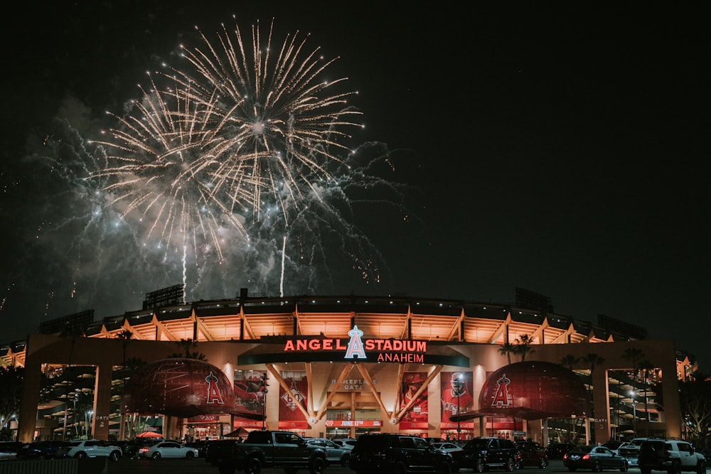 exibição de fogos de artifício durante a noite