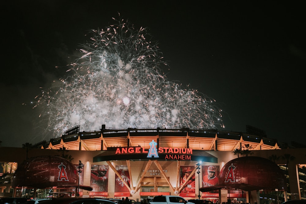 fogos de artifício acima do edifício durante a noite