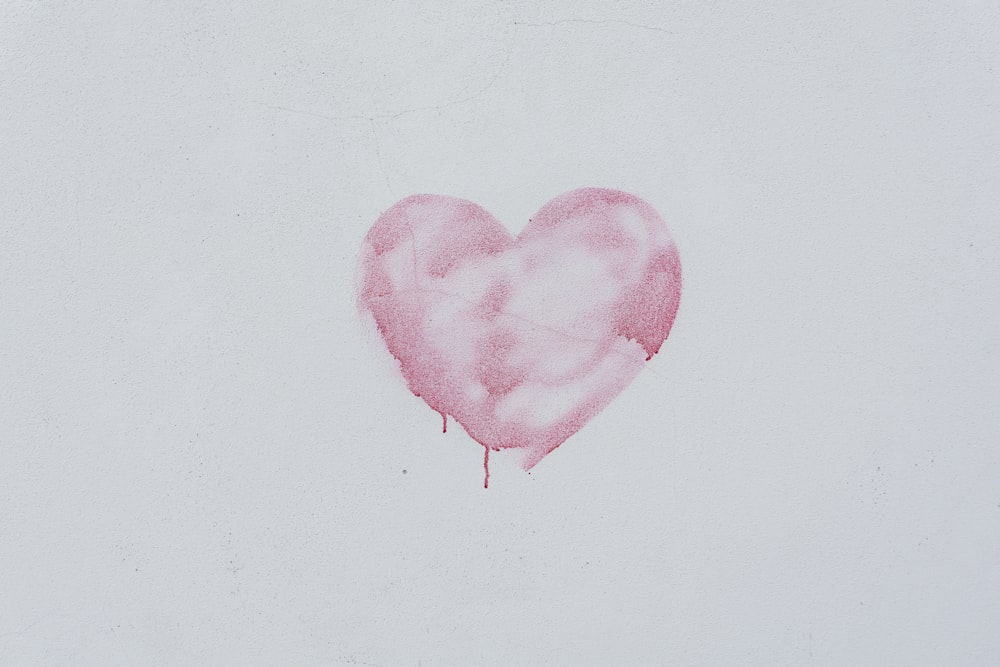 Globo rosa en forma de corazón sobre textil blanco