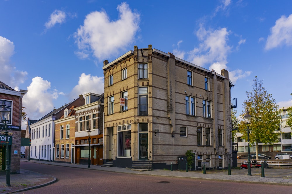 Braunes Betongebäude unter blauem Himmel tagsüber