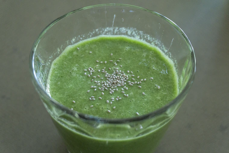 Batido verde en un vaso