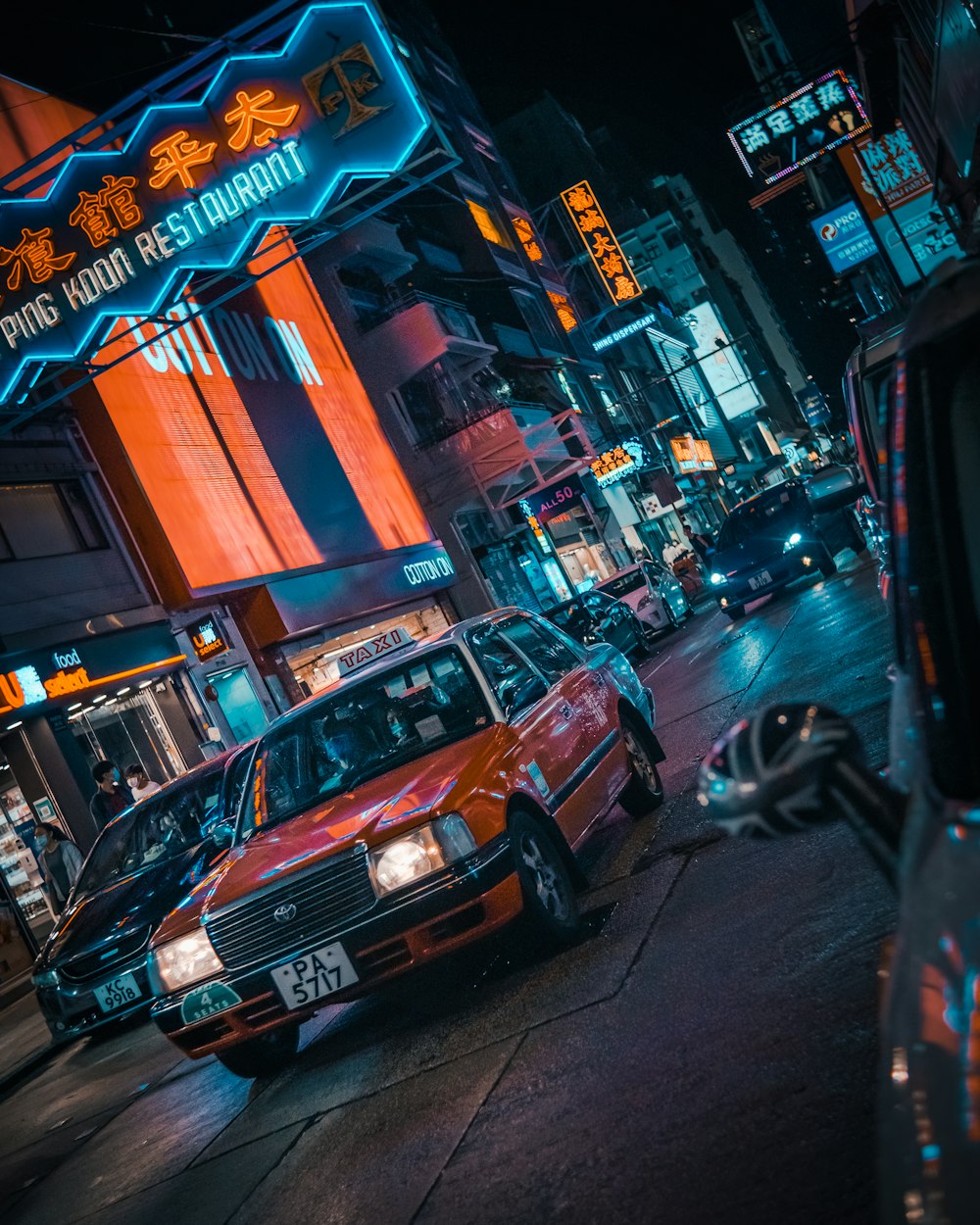 carro vermelho na rua durante a noite