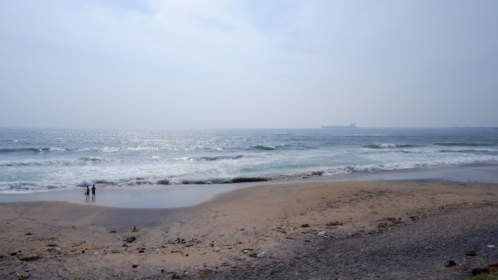 sea waves crashing on shore during daytime