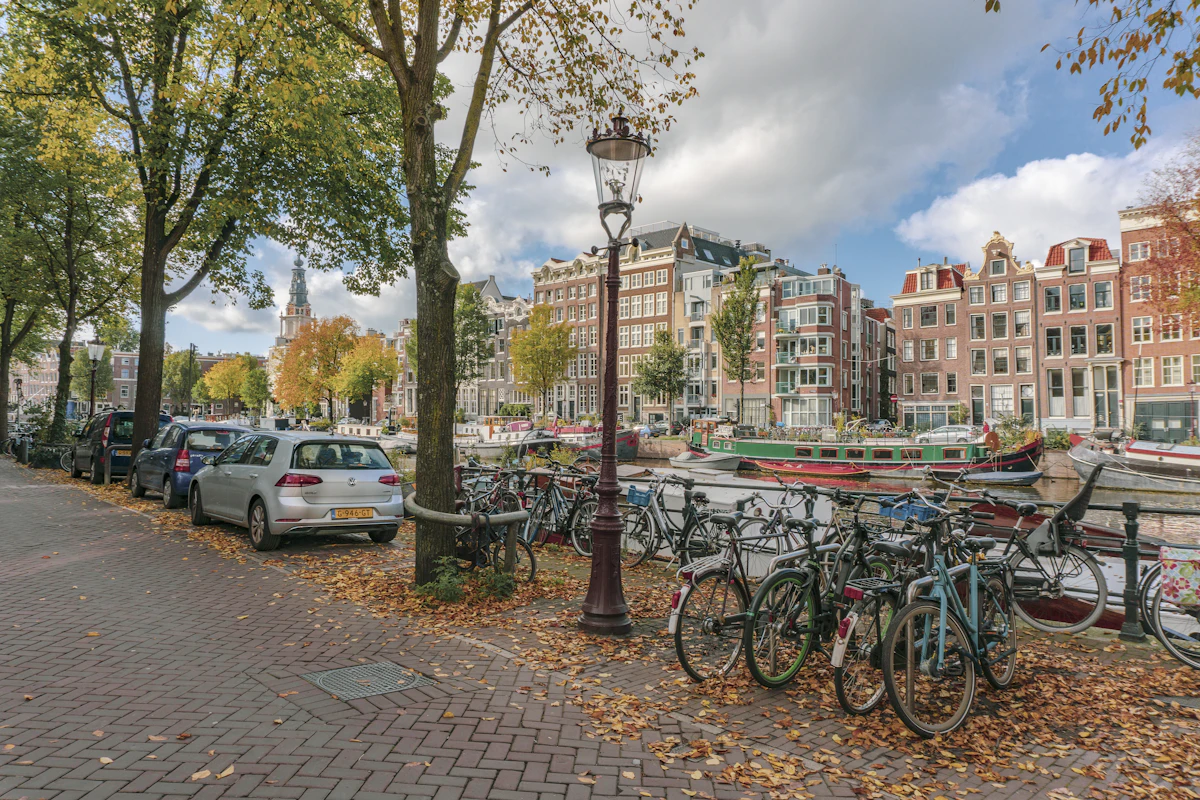 Fietsen en stadsverkeer langs een Amsterdamse gracht
