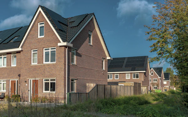 Nederlandse bakstenen woningen met zonnepanelen op het dak