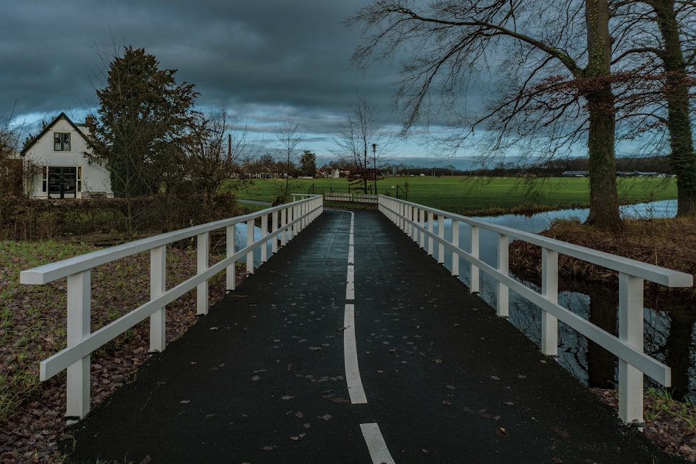 Puente de madera blanca sobre el río