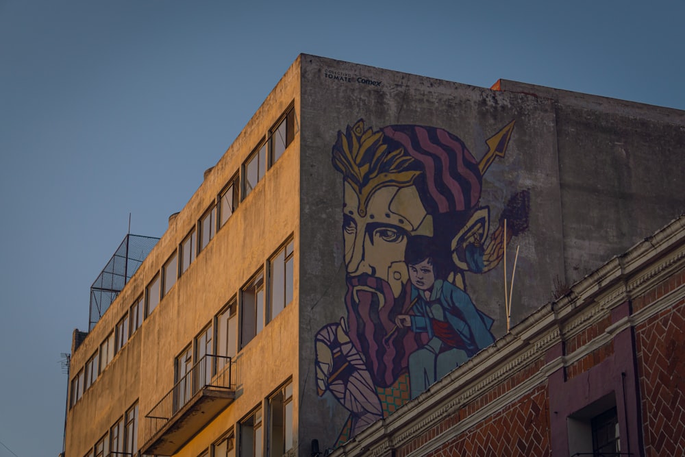 un edificio con un mural en el costado