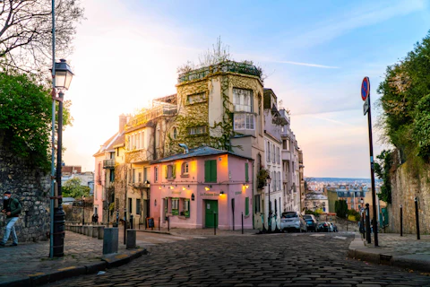 La Maison Rose pink building in Montmartre