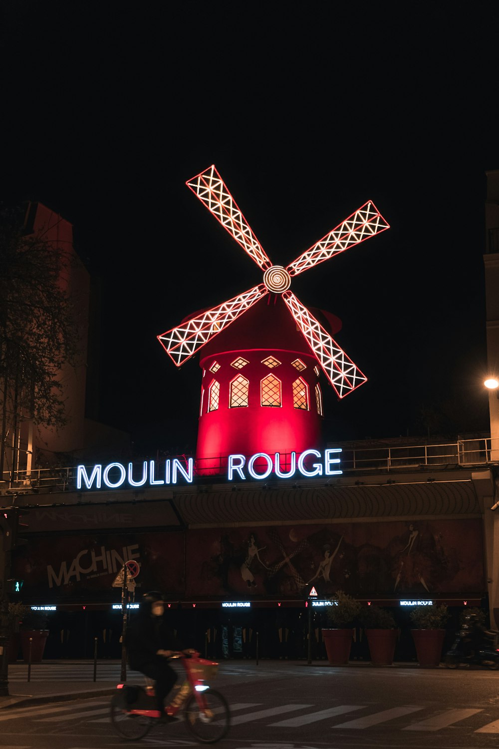 rote und weiße Windmühle während der Nachtzeit