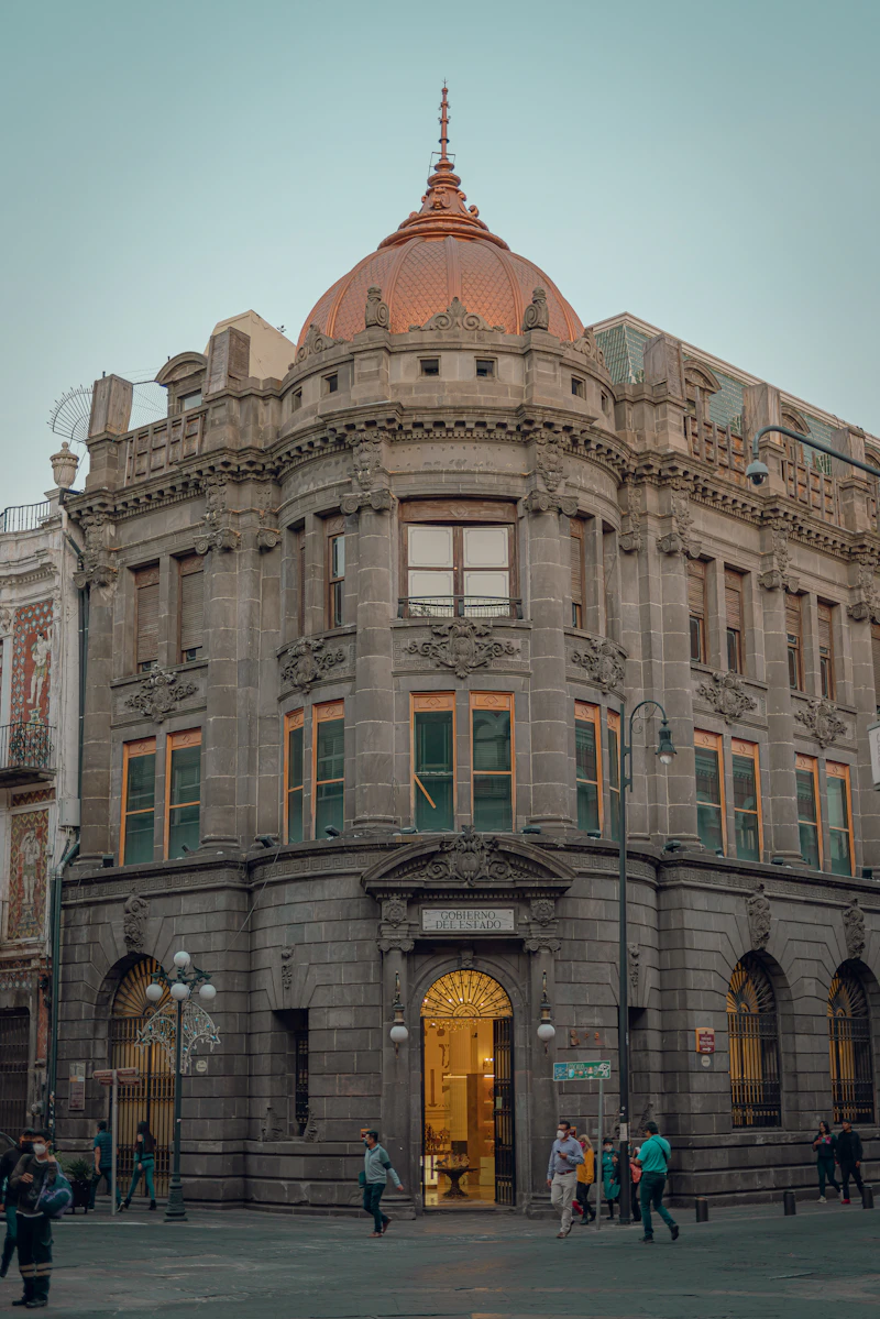 Fachada colonial de cantera en el centro histórico