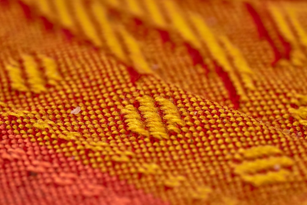 Textil de punto rojo y amarillo