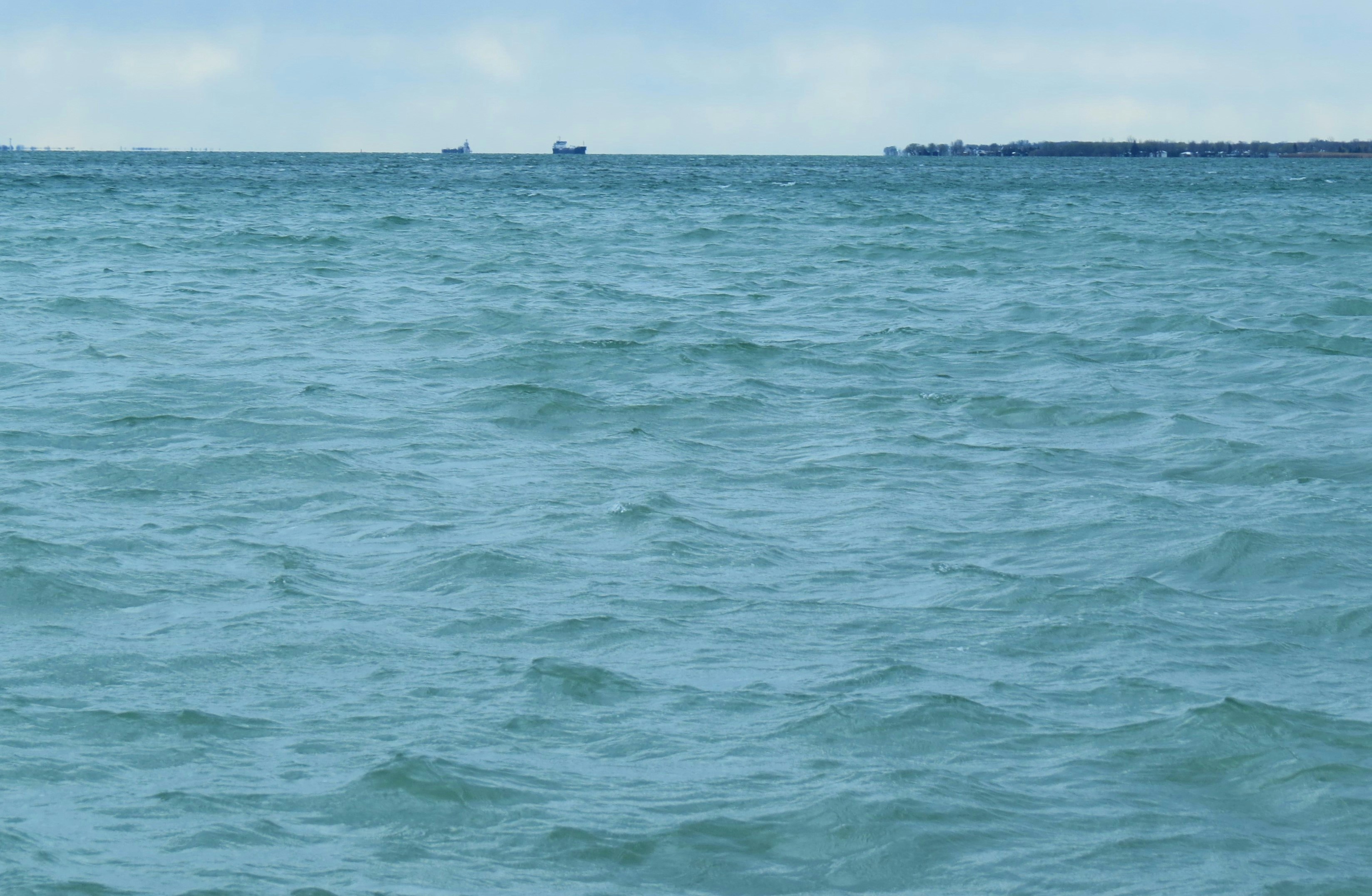 un grand plan d’eau avec un bateau au loin