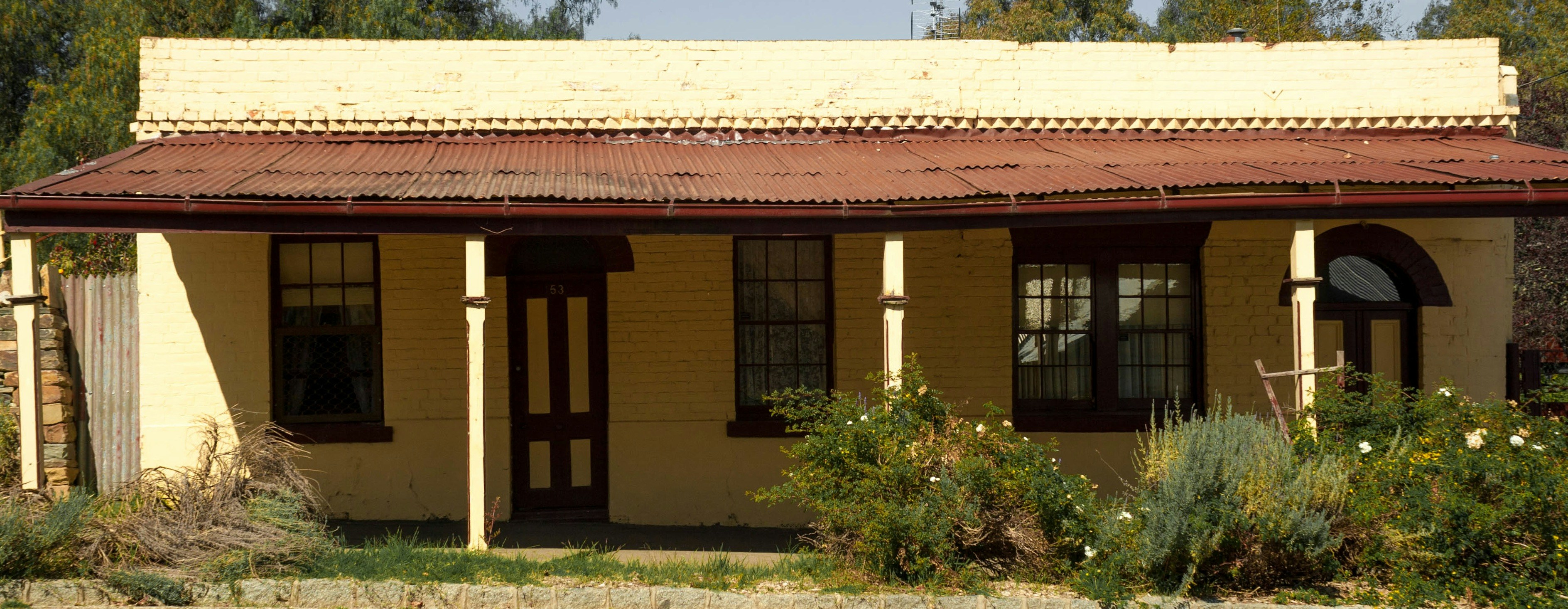 Old yellow shack in Castlemaine</p><p dir=