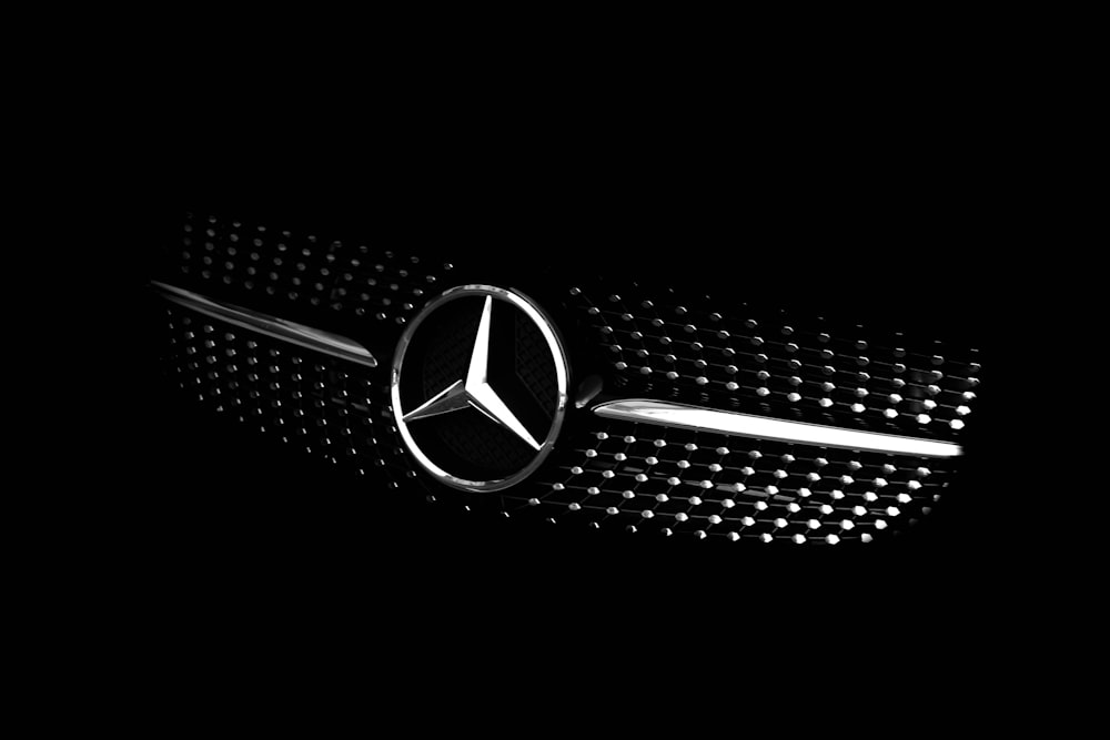 Logotipo de Mercedes Benz en blanco y negro