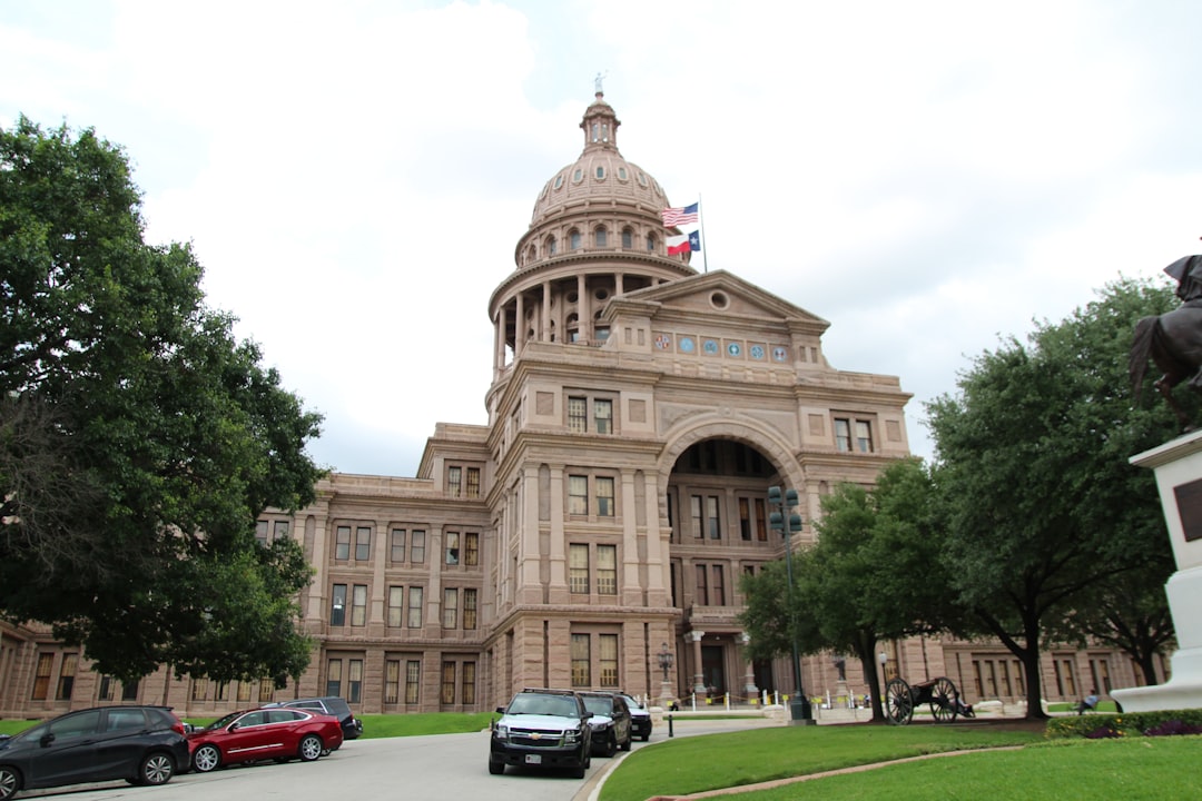 a large building with a flag on top of it, Texas Capitol building.</p>
<p>If you use this pic, pls tag me @Nat_Hx ?