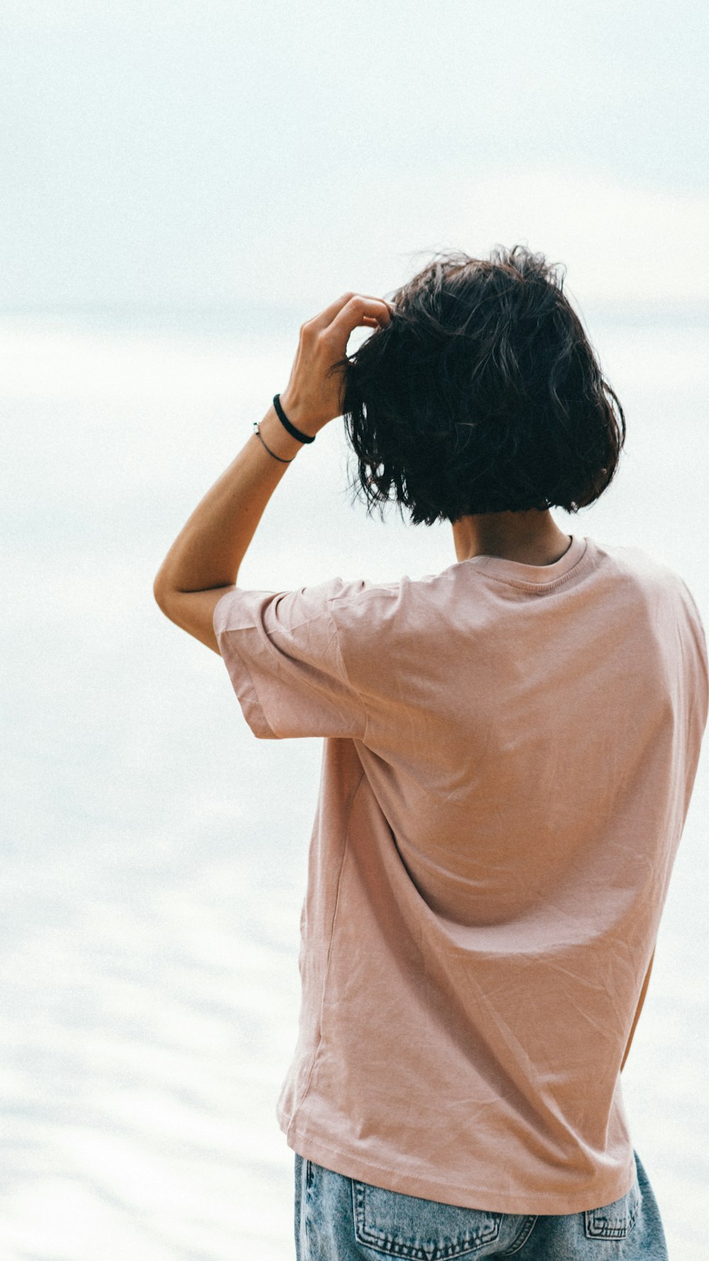 Mujer con camiseta blanca de cuello redondo