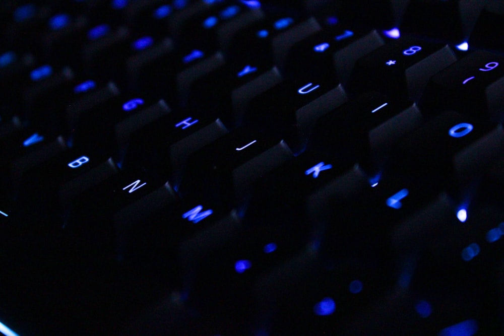 Un primo piano della tastiera di un computer al buio