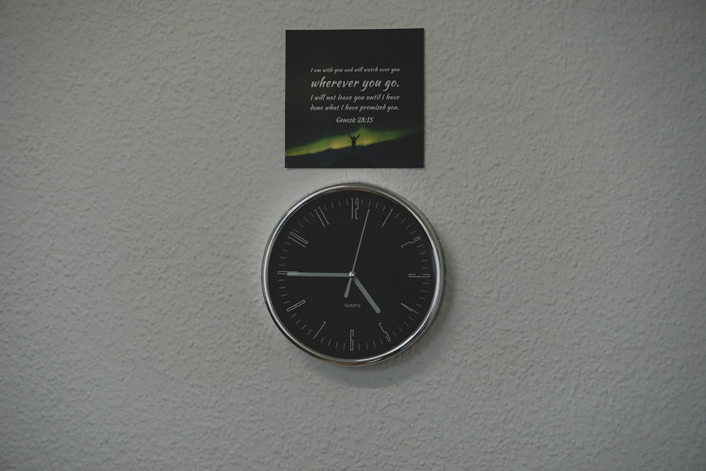 검은 색과 녹색 벽걸이 형 아날로그 시계
