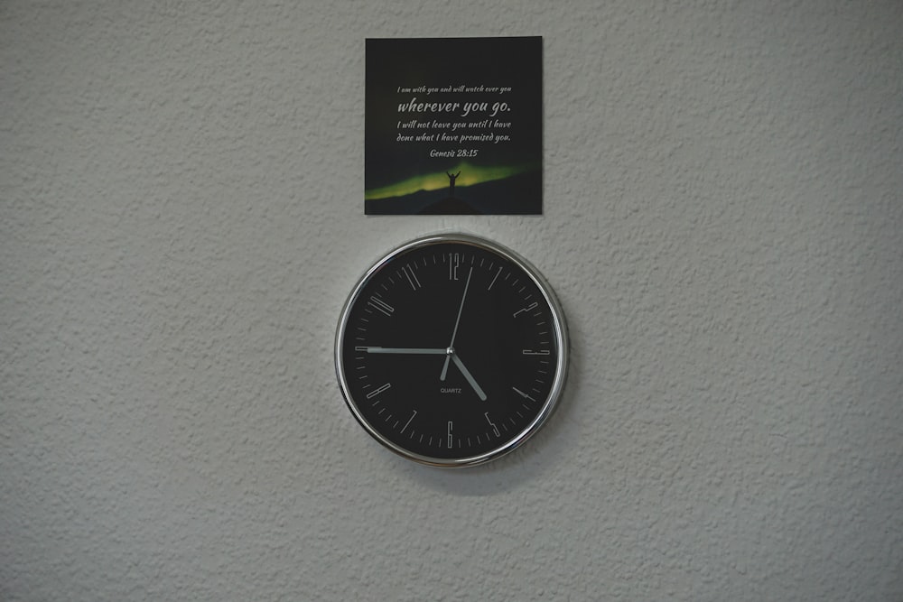 Reloj analógico de pared negro y verde