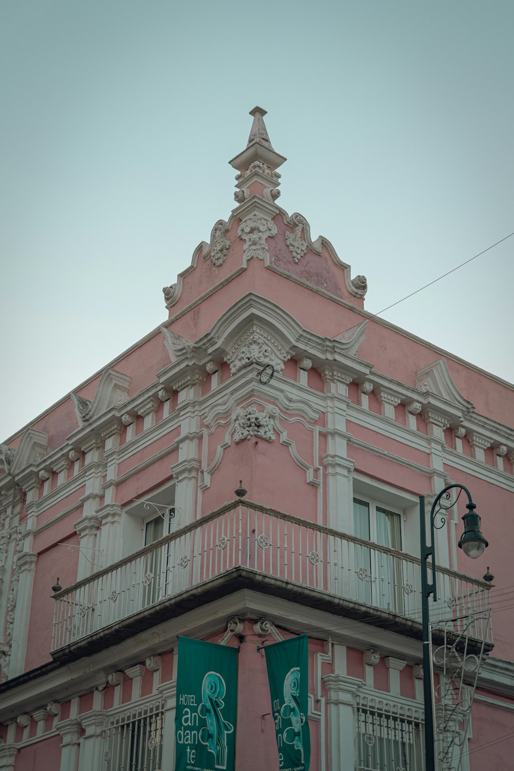 Edificio de hormigón rojo y blanco