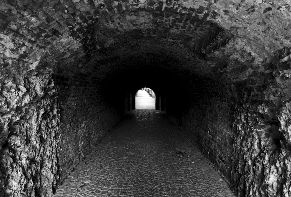 日中の茶色いレンガのトンネル