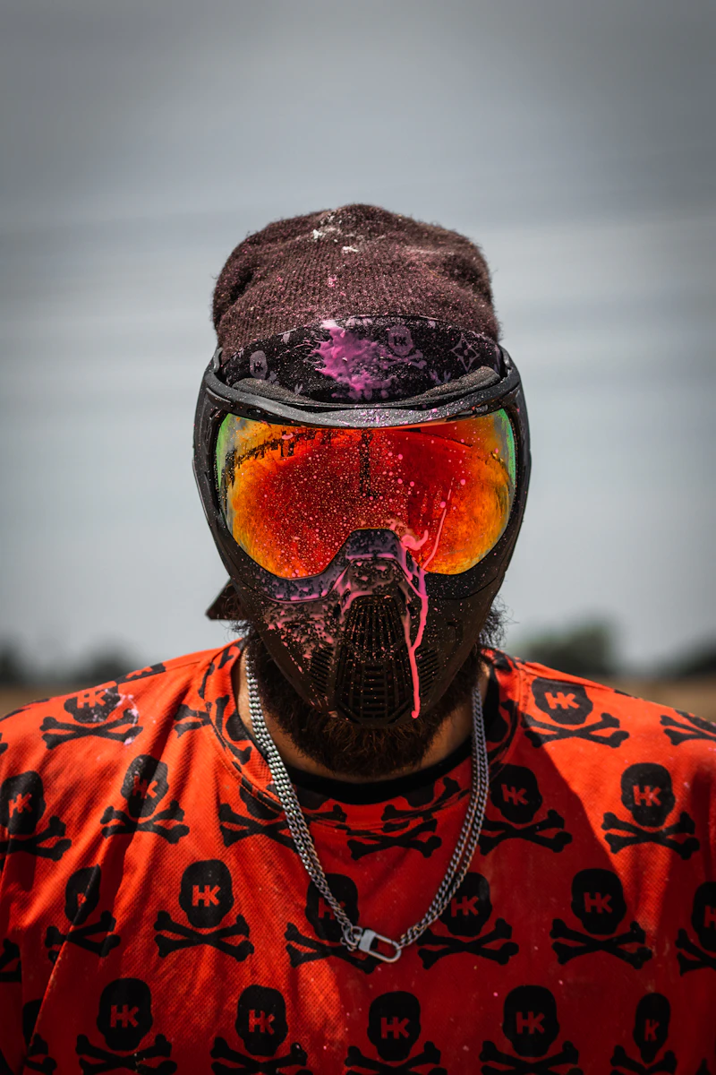 Piros-fekete paintball-maszk közelről