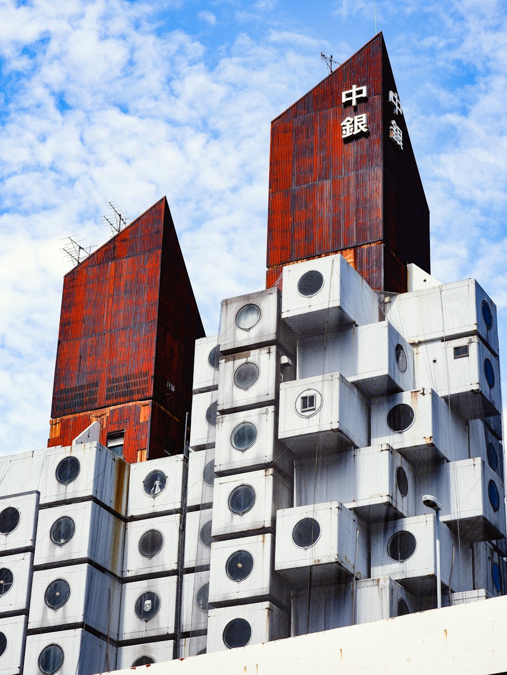 bâtiment en béton brun et blanc sous le ciel bleu pendant la journée