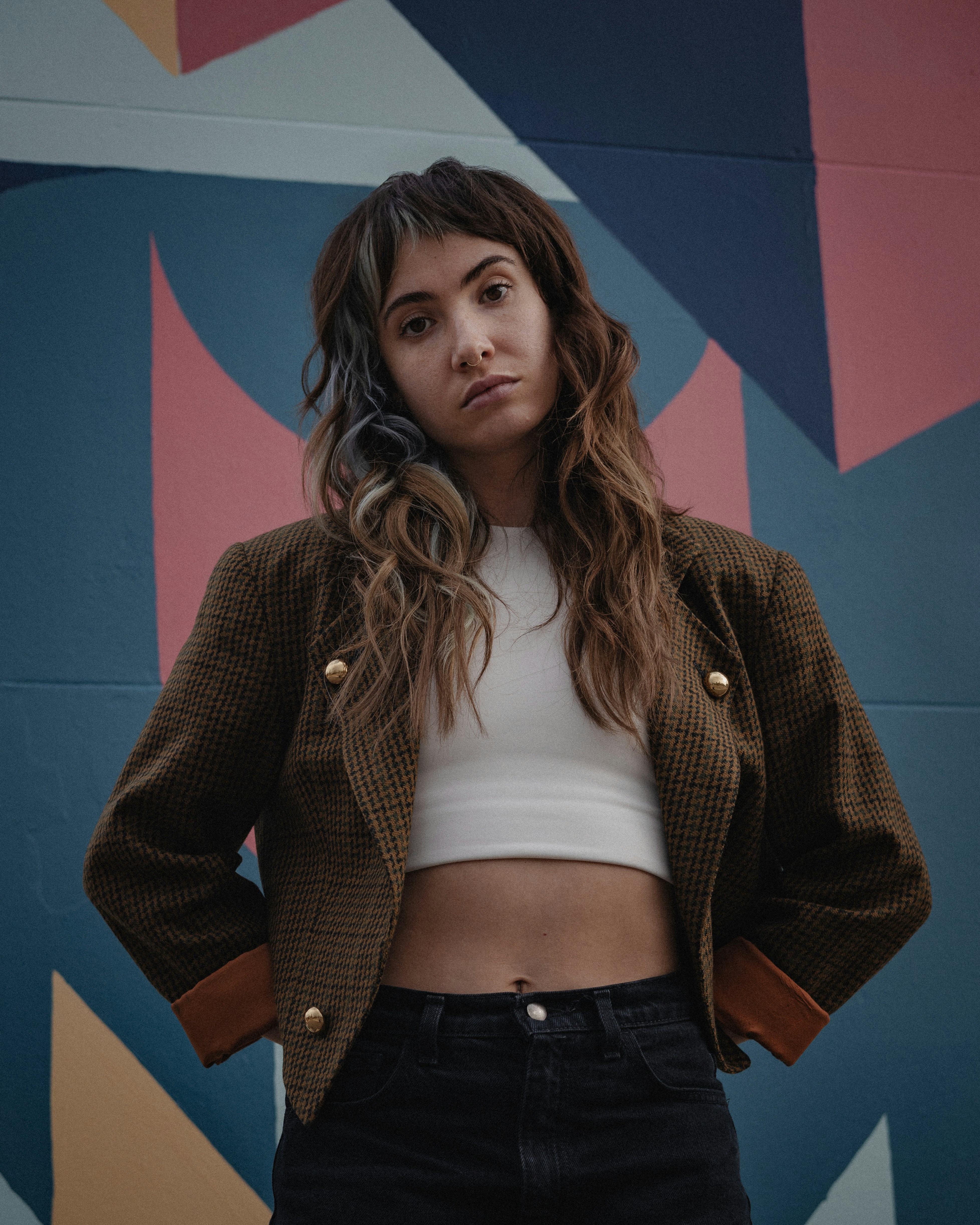femme en cardigan marron debout