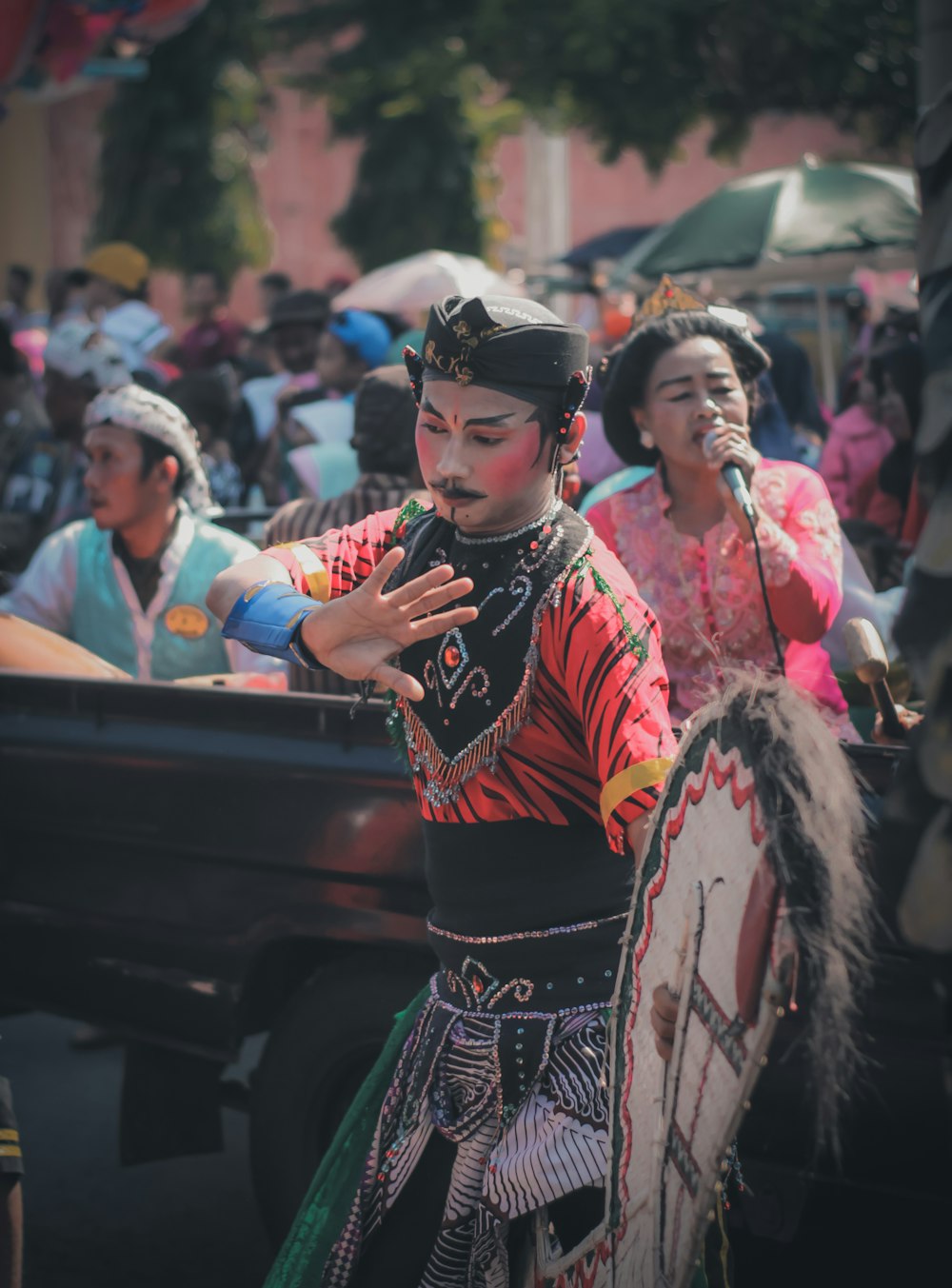 Un grupo de personas que están de pie en la calle