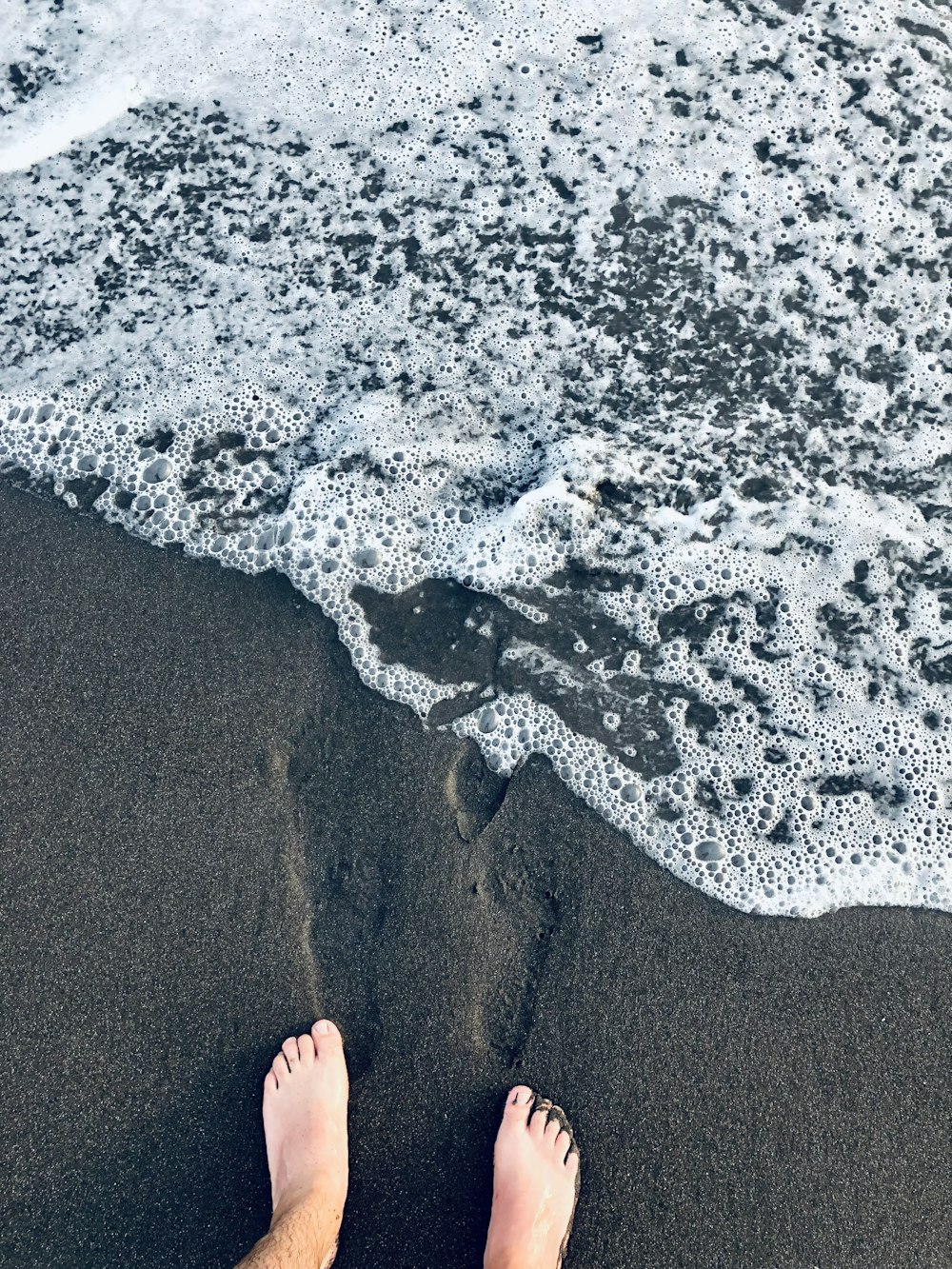 낮 해변 해안에 서 있는 사람