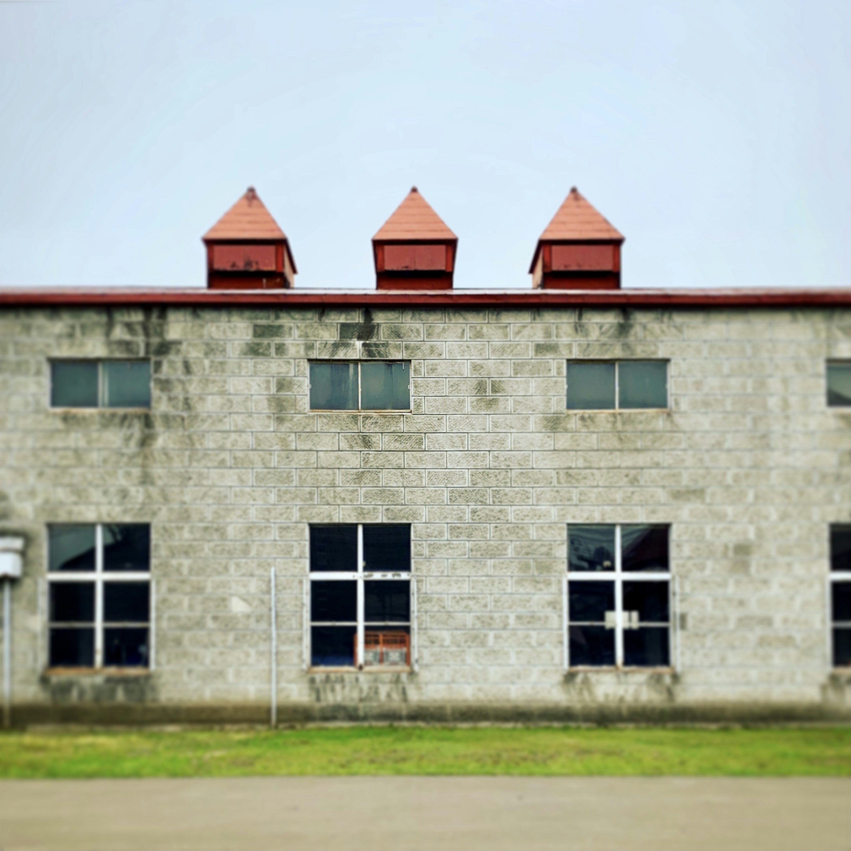 White And Red Concrete Building Photo Free 日本 北海道余市郡余市町黒川町７丁目６ Image On Unsplash