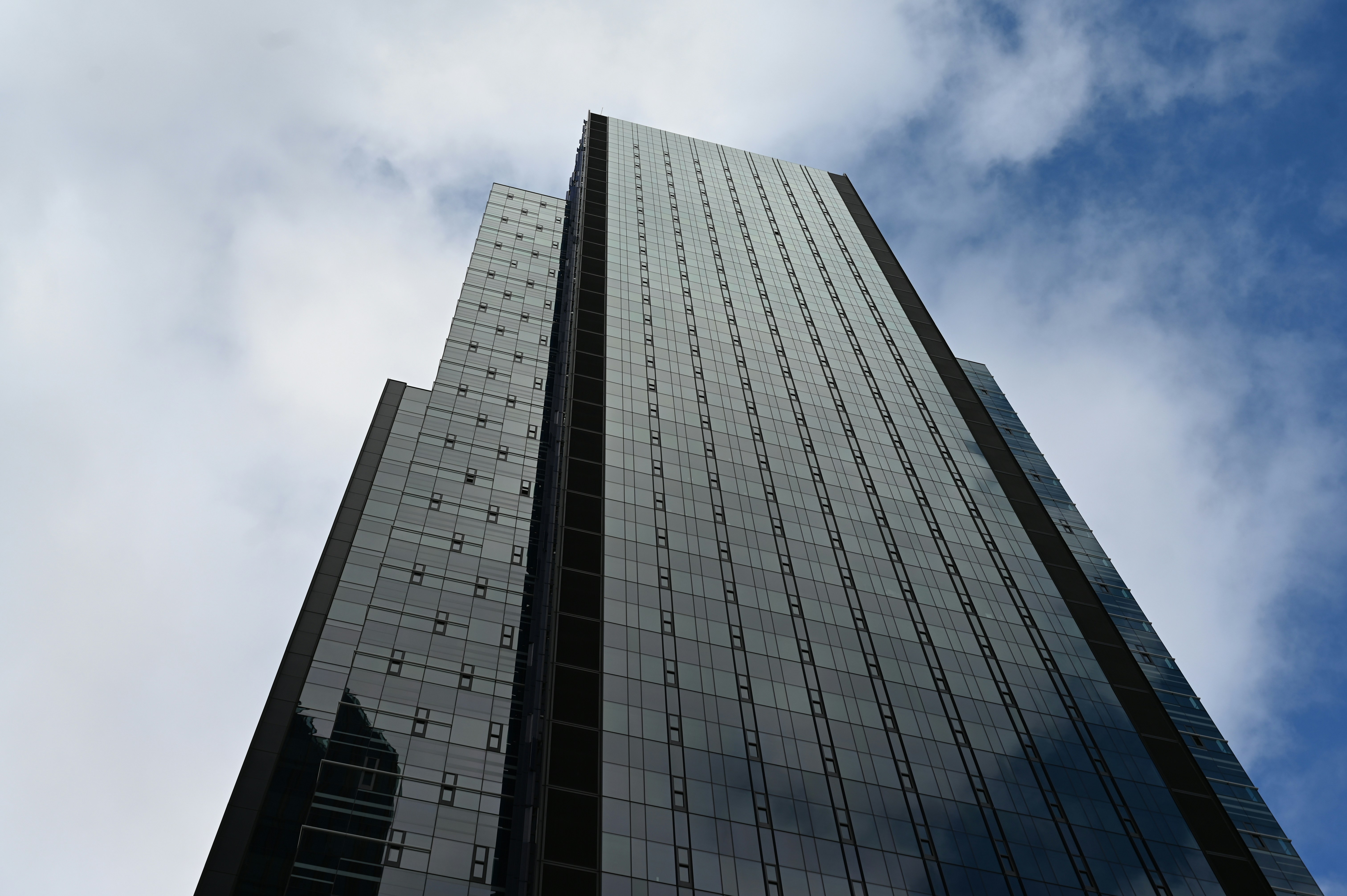 Goldman Sachs Dismantles Consumer Ambitions, Sells Apple Card to JPMorgan