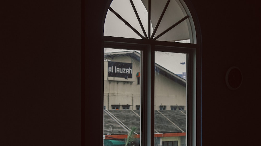 une vue d’un stade à travers une fenêtre