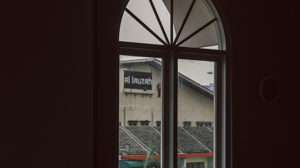 uma vista de um estádio através de uma janela