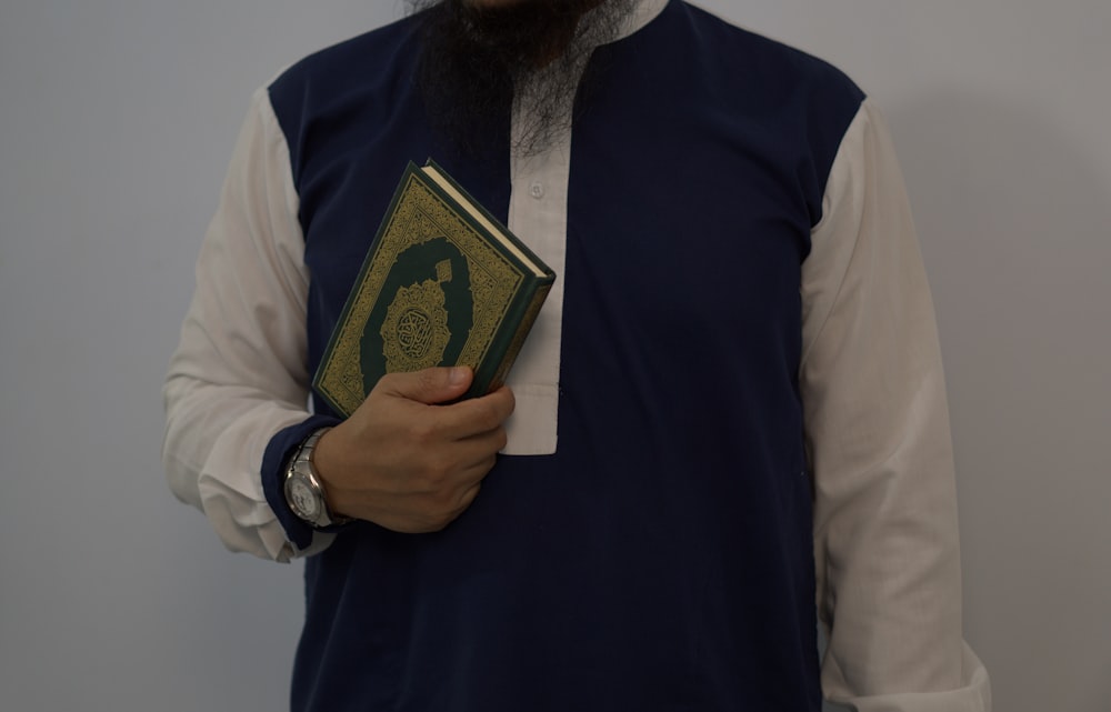 Un homme avec une longue barbe tenant un livre
