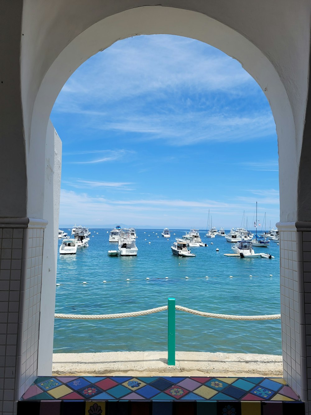 Barche bianche e blu in mare durante il giorno