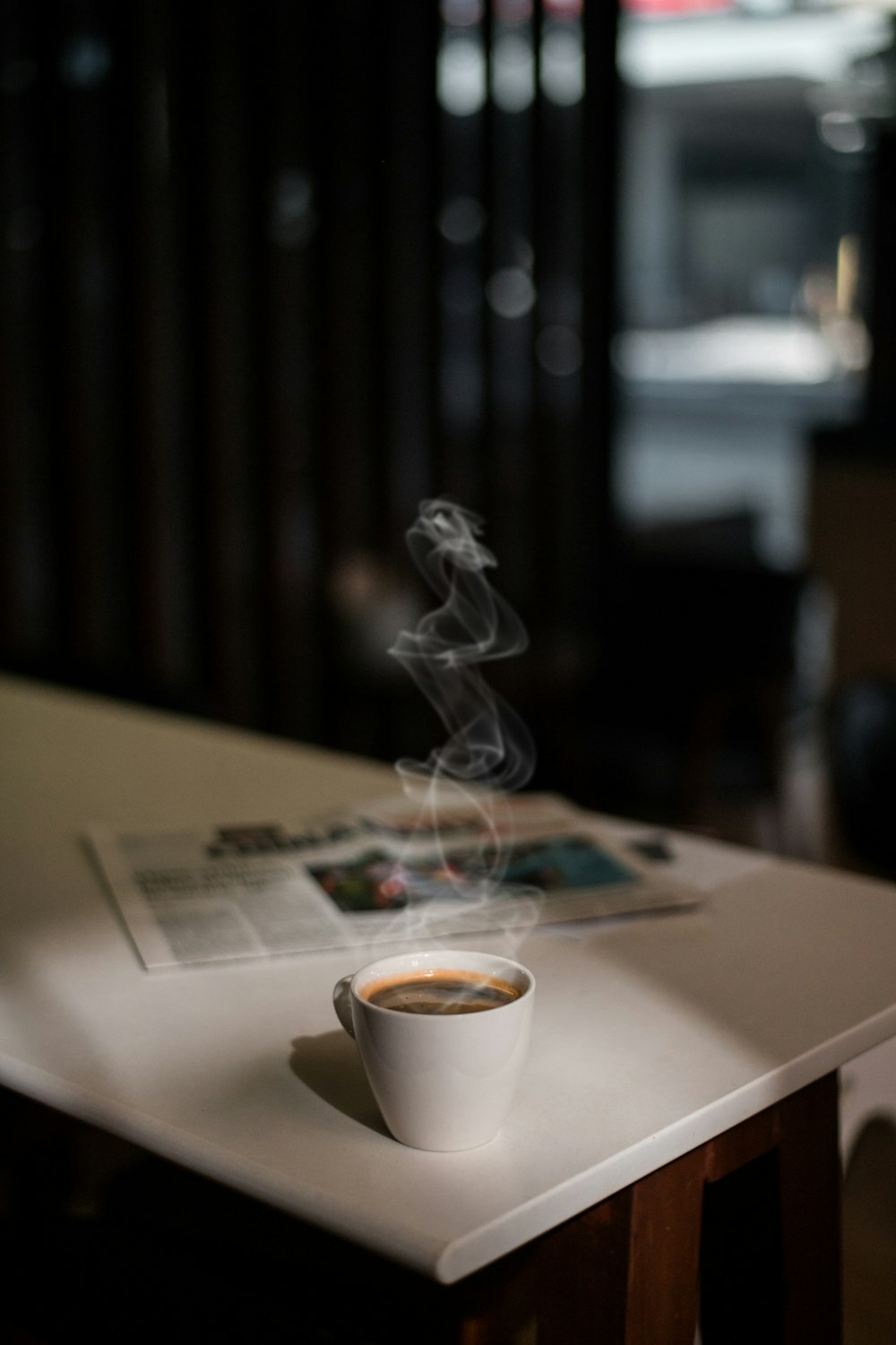 una taza de café encima de una mesa