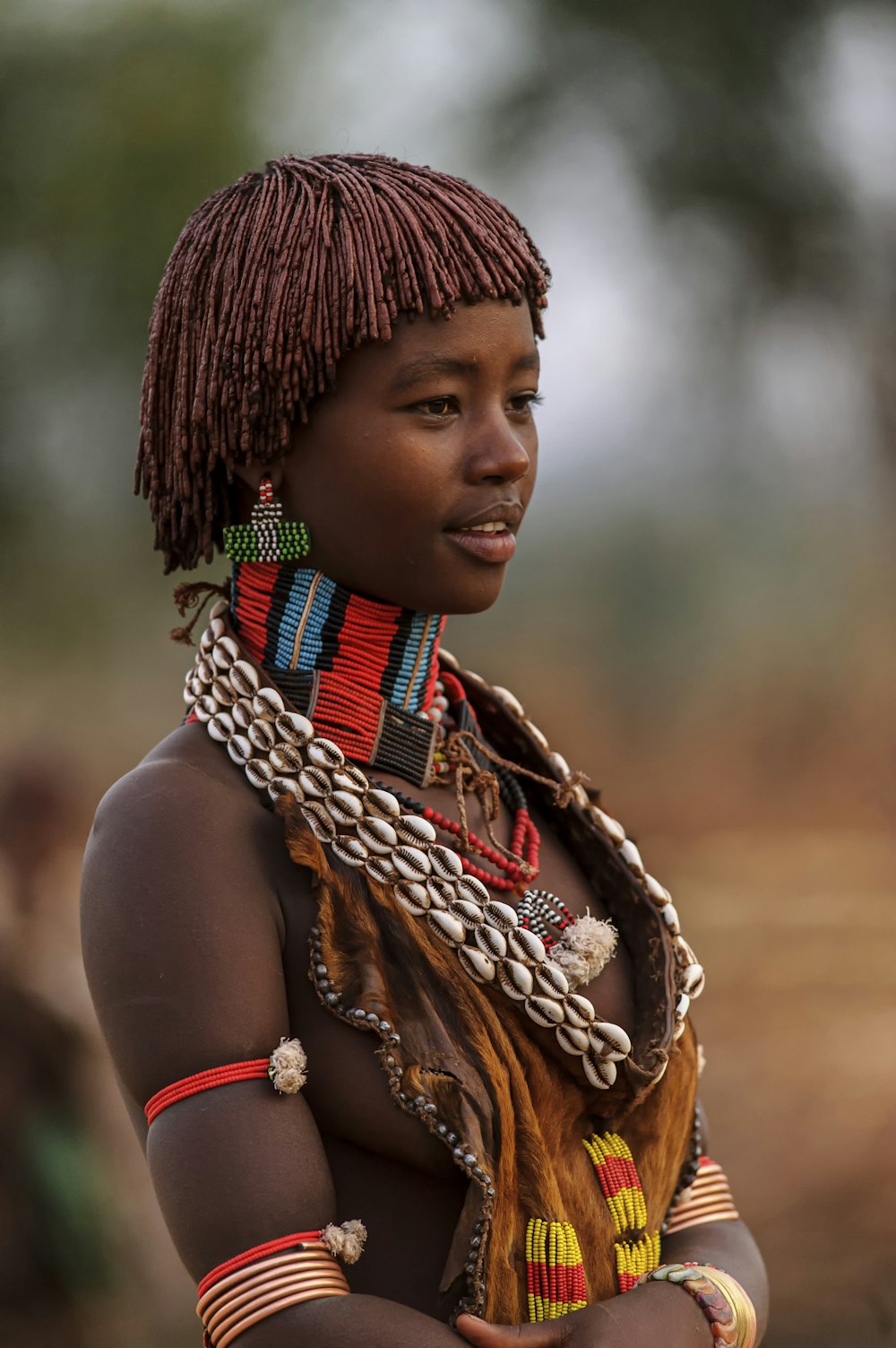 une femme avec un collier et une coiffe