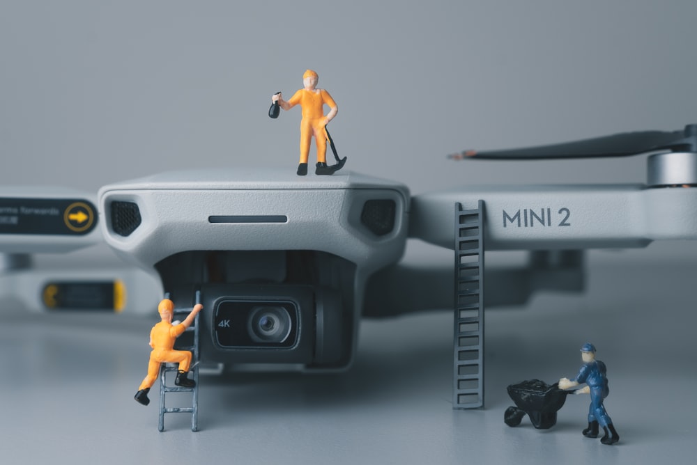 Un paio di figurine in piedi sopra una macchina fotografica