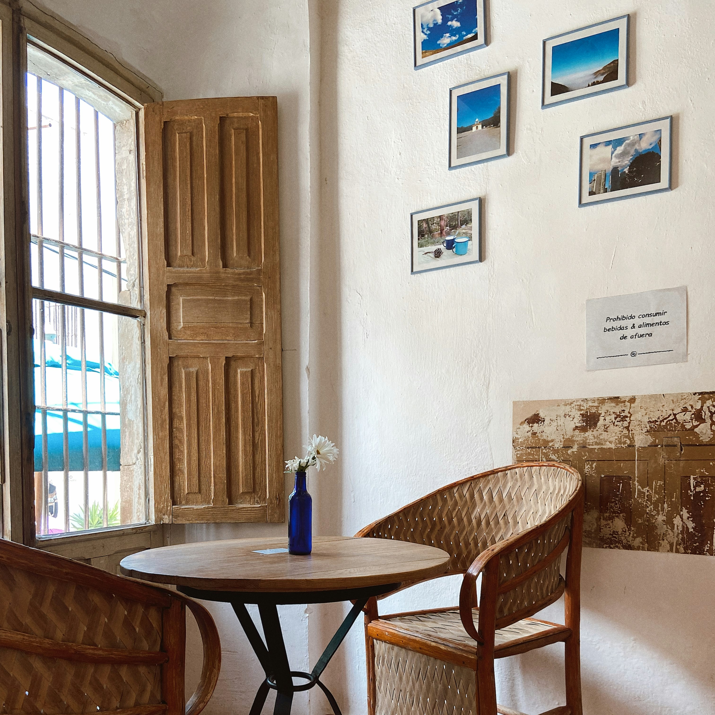 ¨El cafe Azul¨ Pareciera que caminas sin sentido por las calles del pueblo, hasta que te das cuenta que encontraste este pequeño lugar, entonces entras y te sientas, vez por la ventana, escuchas las risas y el murmullo de afuera y decides cerrar tus ojos. Para darte cuenta que ahí menos donde lo esperabas, te encontraste a ti mismo. - It seems like you walk senseless through the streets of the magic town, until you realize you found this little and quite place, then you enter and take a sit, look out through the window, while you hear the laughter and the murmur from outside and then decide