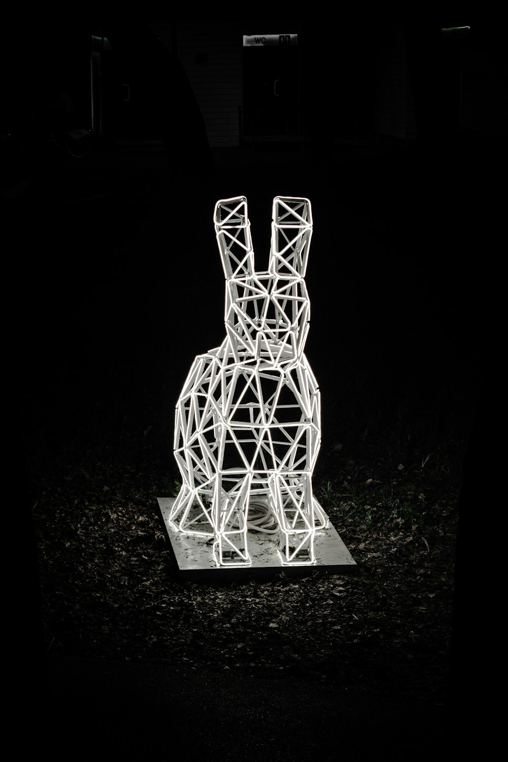 Une sculpture d’un lapin dans le noir