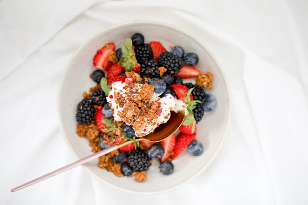 salada de frutas na tigela de cerâmica branca